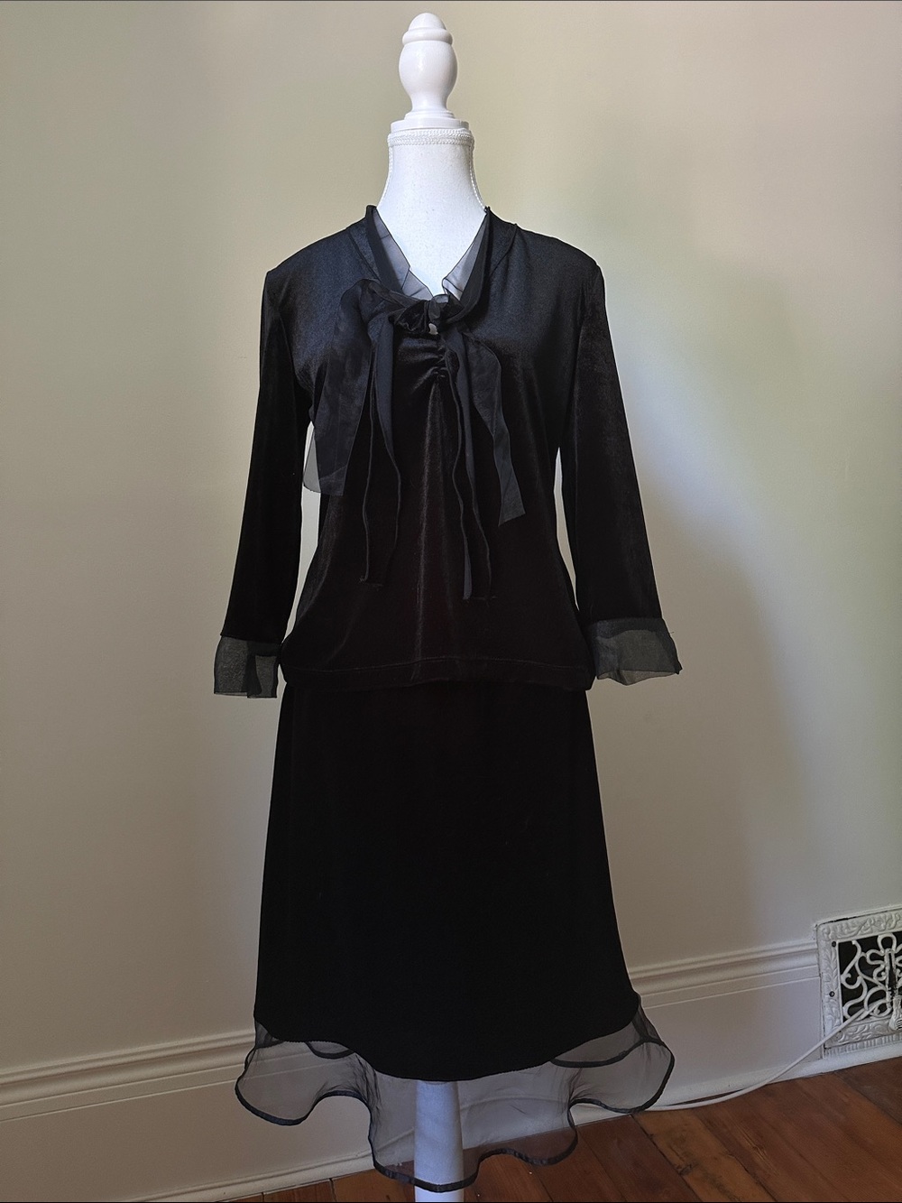 CHAPTER ONE Vintage Black Velvet Ruffle Careerwear Preppy‎ Two Piece Set